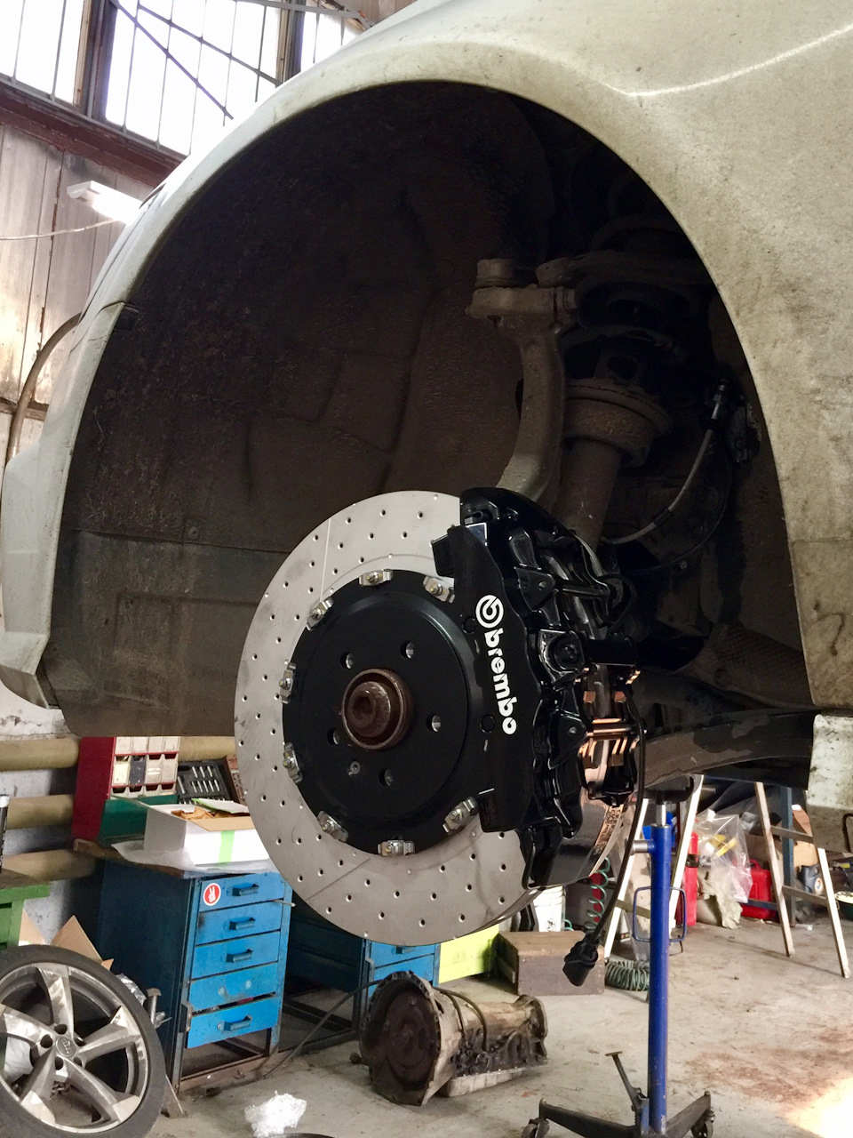 Тормозная система Brembo на Ауди А6. Монтаж. Brembo 8 поршневые ...