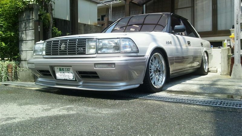 Toyota crown 131 wide body отличие