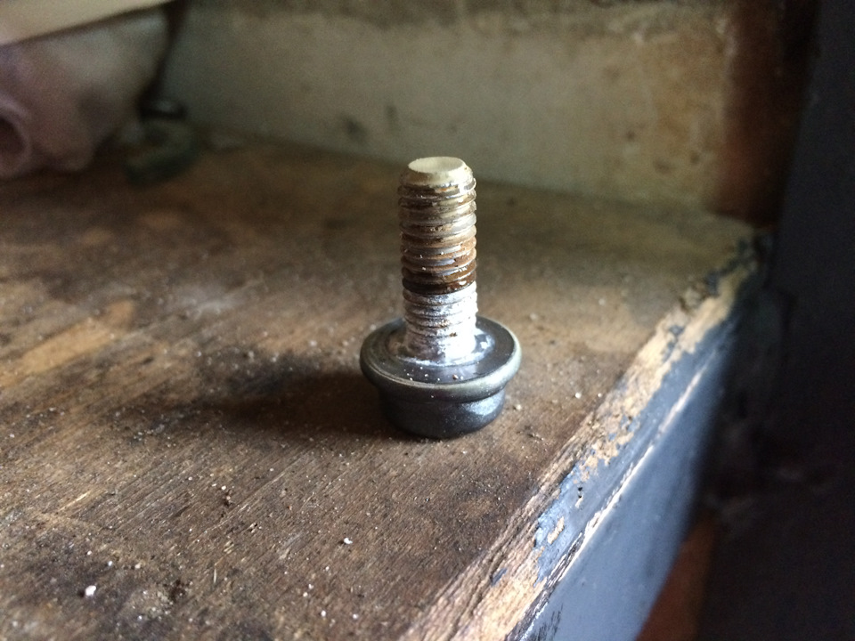 Следы фиксатора на болту. — Skoda Octavia A7 Mk3