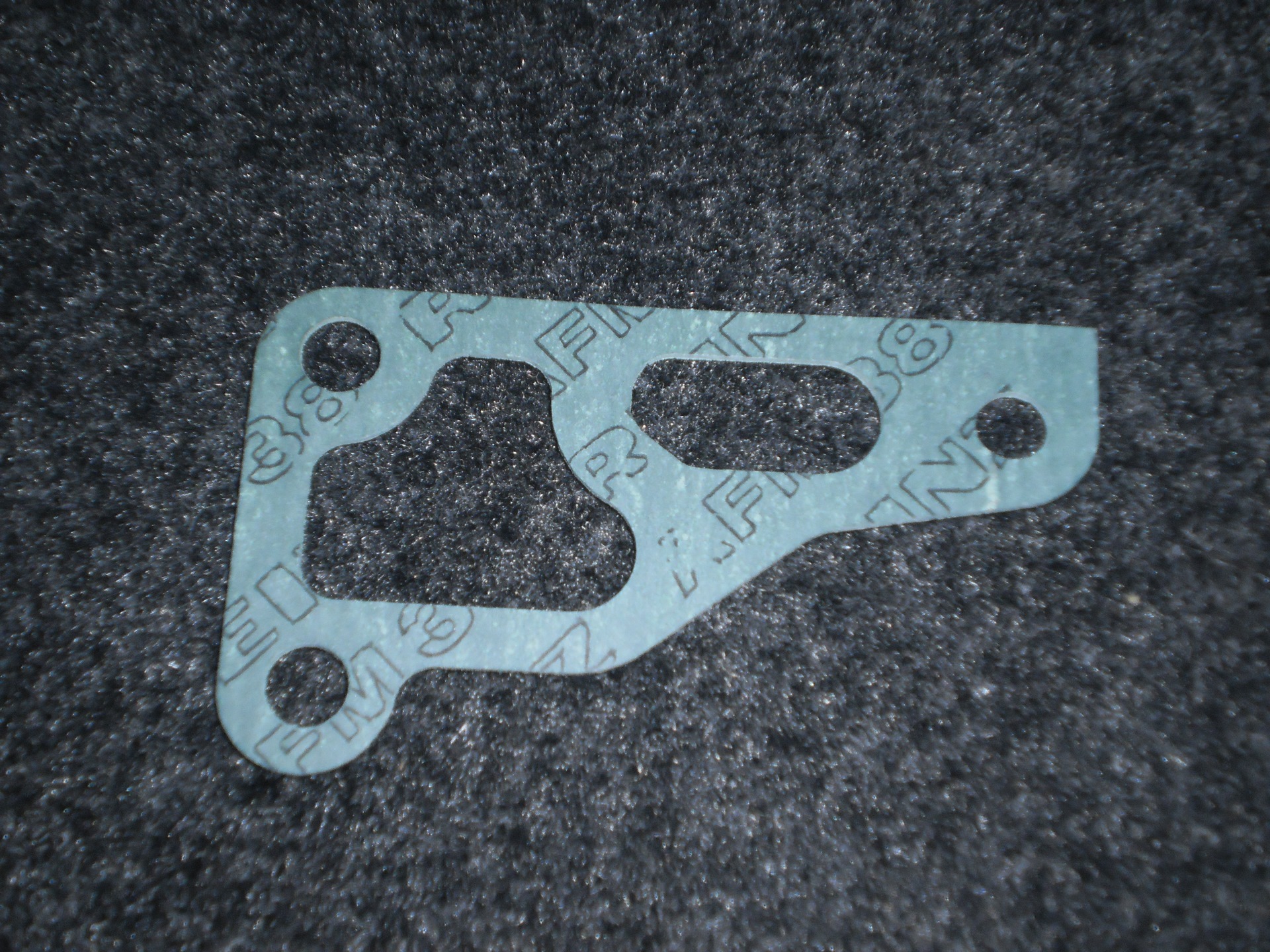 прокладка масляного фильтра volkswagen passat b3. прокладка под кронштейн. 3d25e200. паронитовая прокладка 80*80*2. прокладка под кронштейн.