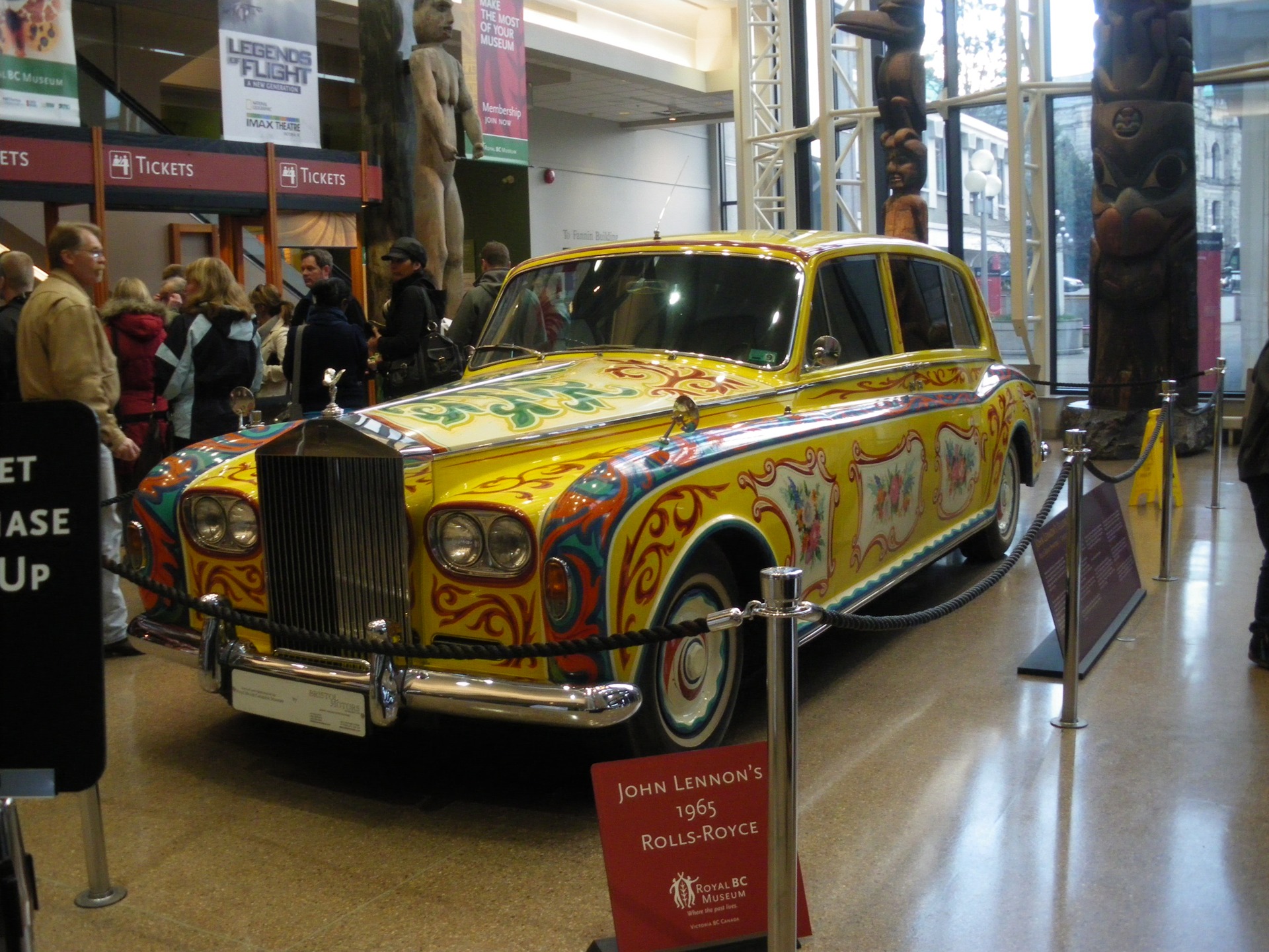 John car. Машина Джона Леннона. Rolls Royce Джона Леннона. Роллс-Ройс Леннона 1967. Лимузин Джона Леннона.