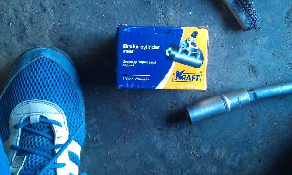 Замена колодок и тормозного цилиндра — LADA Калина хэтчбек, 1,6 л ...