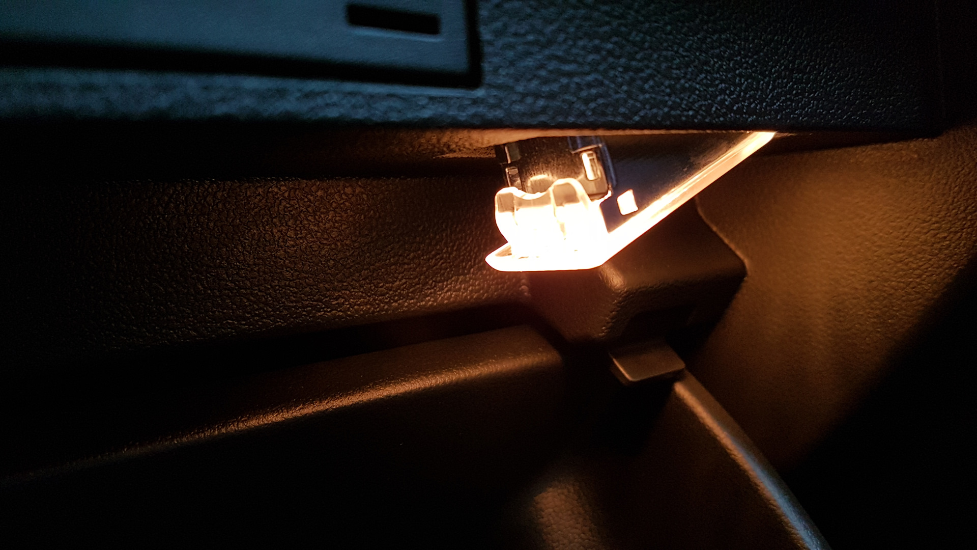 Шкода подсветка багажника. Лампочка подсветки багажника Шкода Рапид.