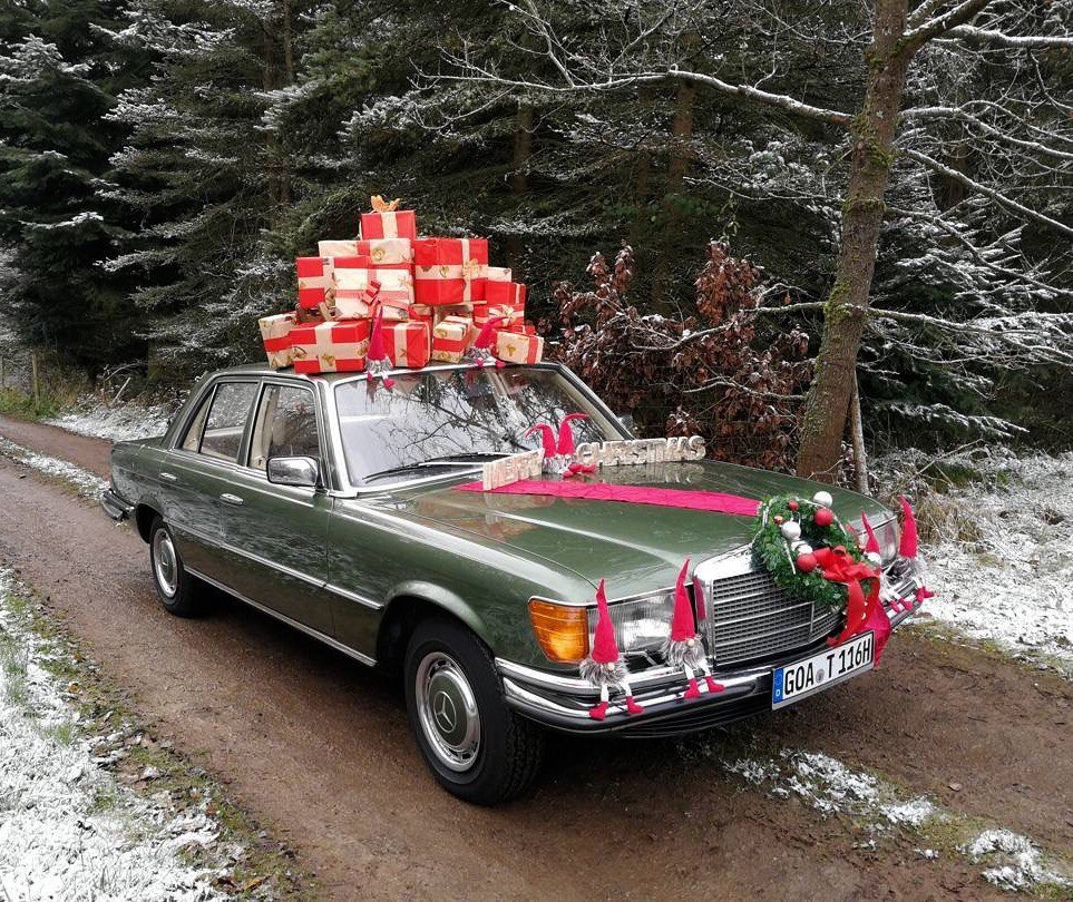 Новый год 1990. С наступающим новым годом Мерседес. Новогодний w124. Новый год на w124.