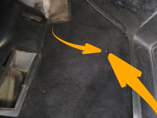 тут шурупчик выкручиваем его — Mercedes-Benz E-Class (W124)