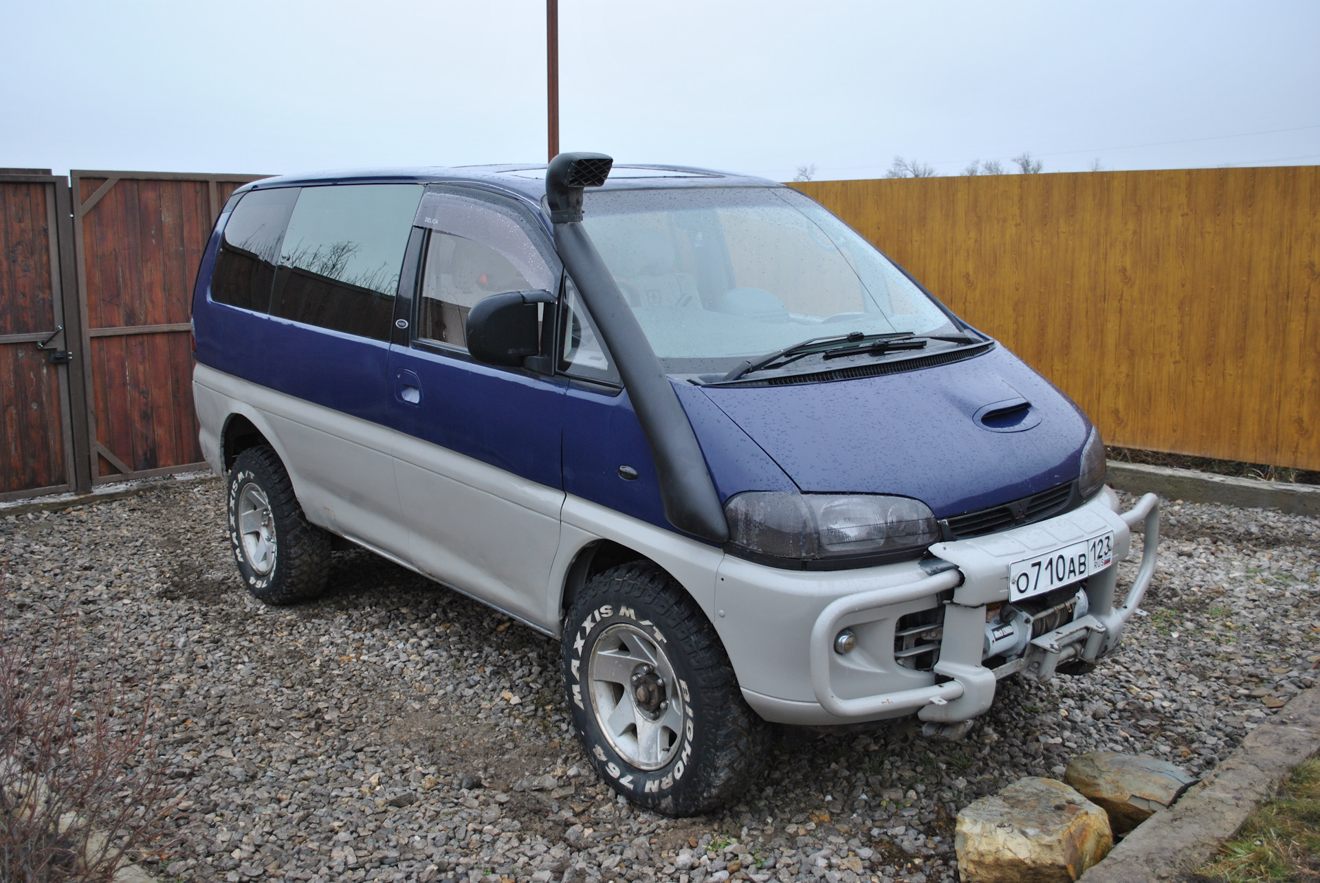 Mitsubishi l400. Мицубиси Делика 1995. Митсубиси Делика 1995 года. Mitsubishi Delica 2.8. Минивэн Mitsubishi 1995.