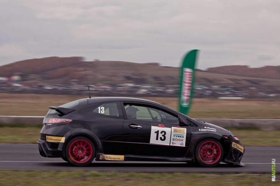 Аркаша зачищал трассу своим бампером обе гонки, почему его не заставили устранить неисправность загадка. — Honda Civic Hatchback (5G)