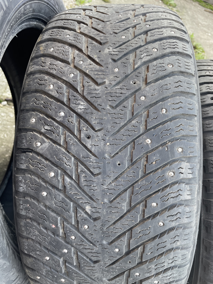 Шины зимние шипованные Nokian 235/55 R17 на BMW 7 series (E38), Honda ...