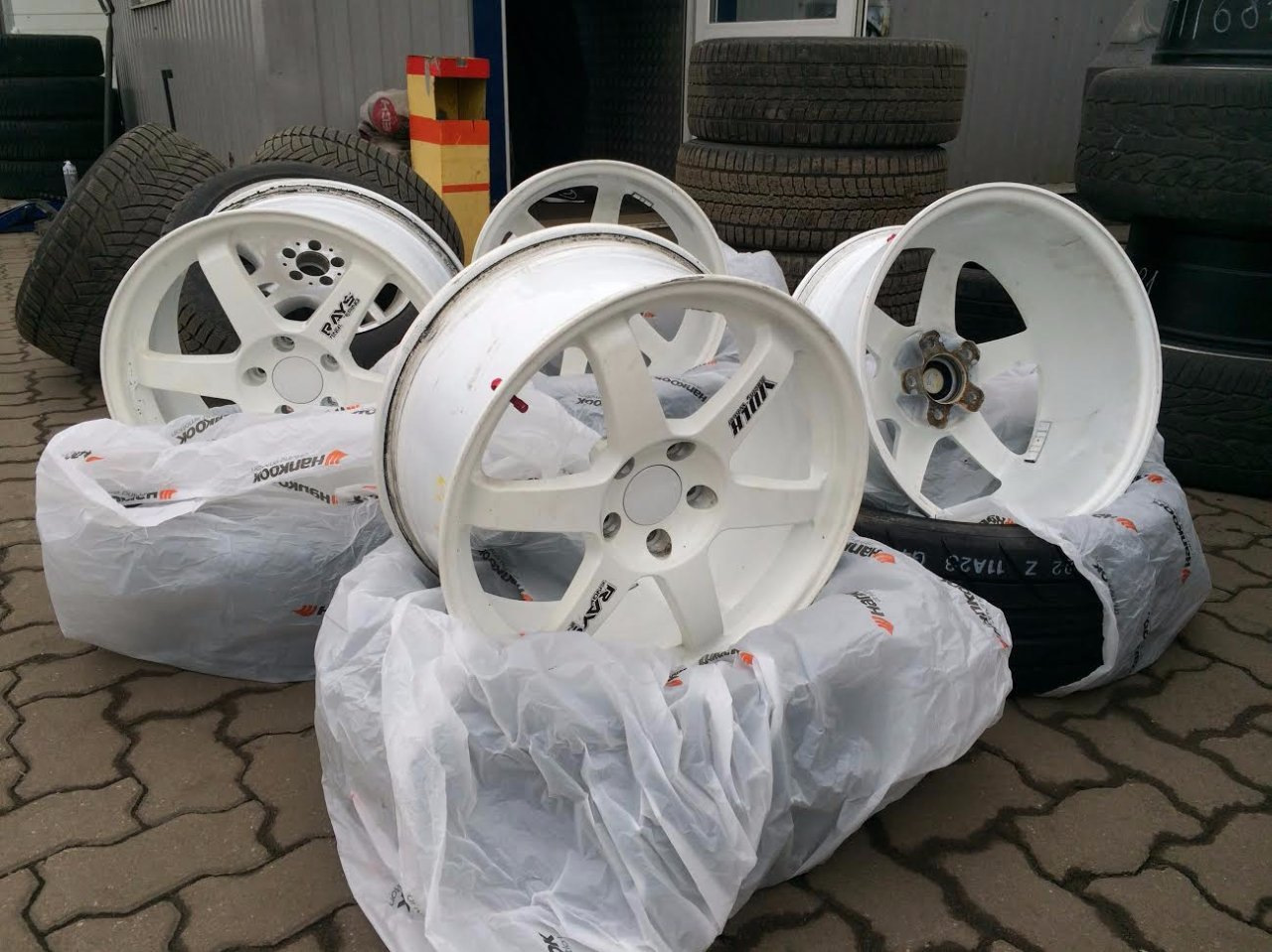 Продам оригинальные. Te37 White. Диски те 37 белые. Te37 оригинальные колпачки. Тешки диски.