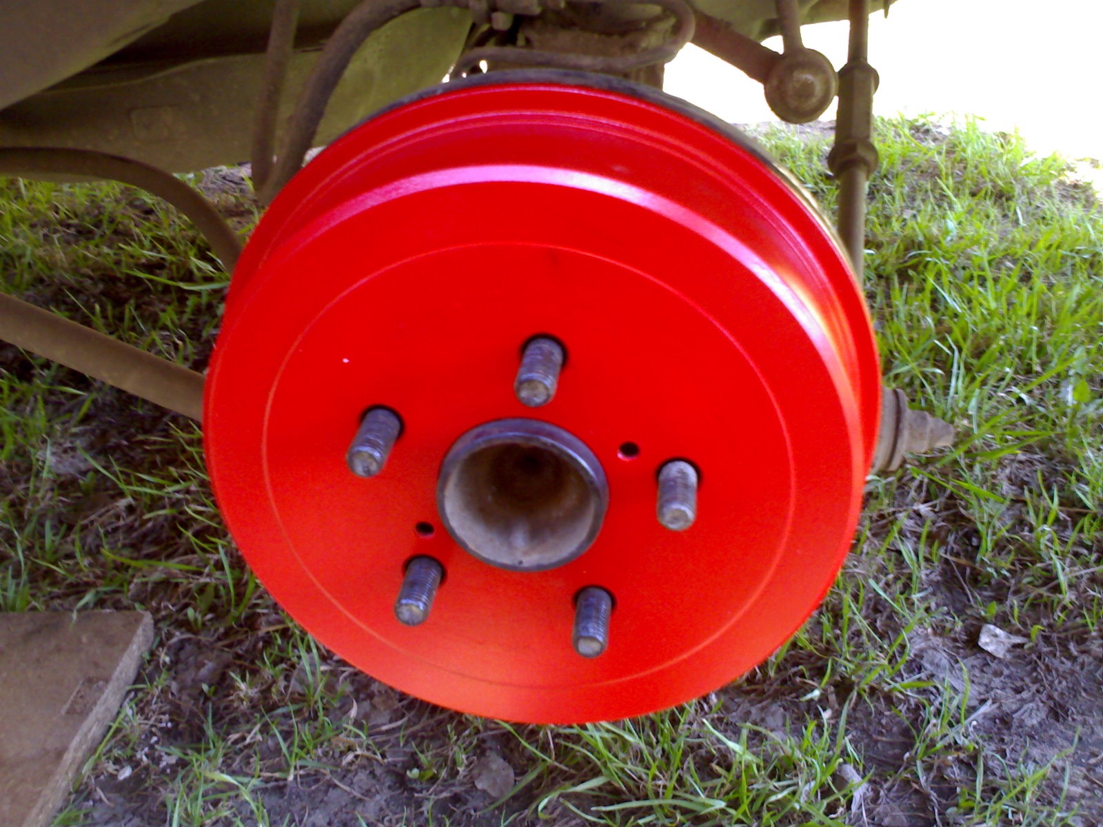 покраска барабанов. тормозные барабаны в красный цвет. красим барабаны тормозные. задние барабаны в красном цвете. покрасить барабаны.