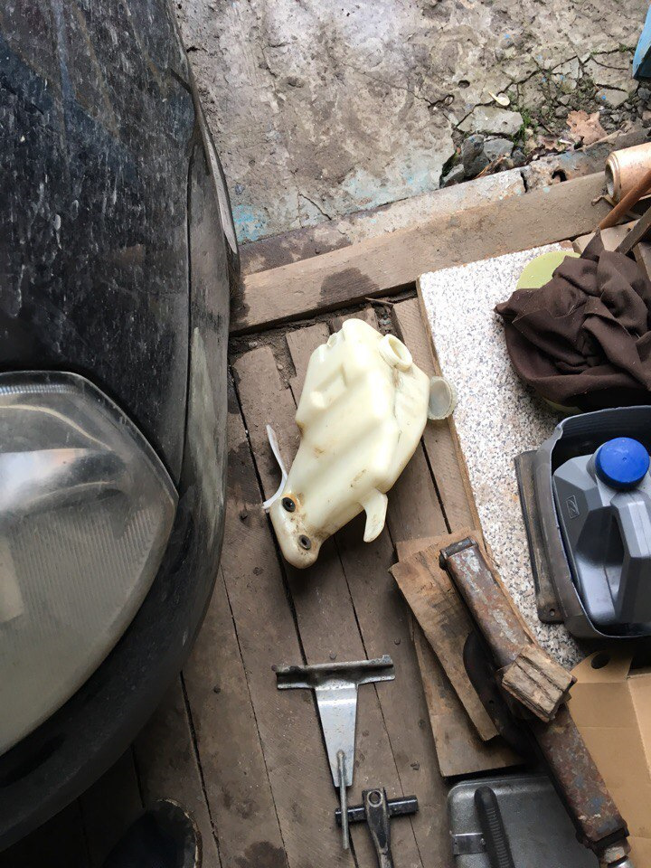 Бачок омывайки и патрубок — Lada Приора хэтчбек, 1,6 л, 2008 года ...
