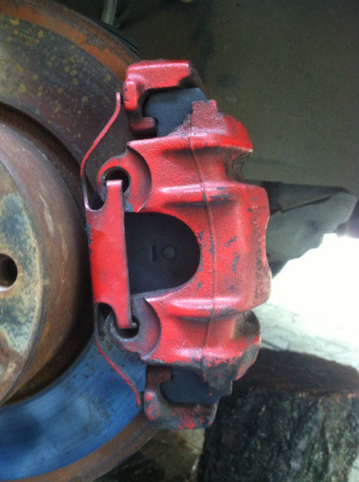 замена передних тормозных колодок и прокачка тормозов — BMW 5 series ...