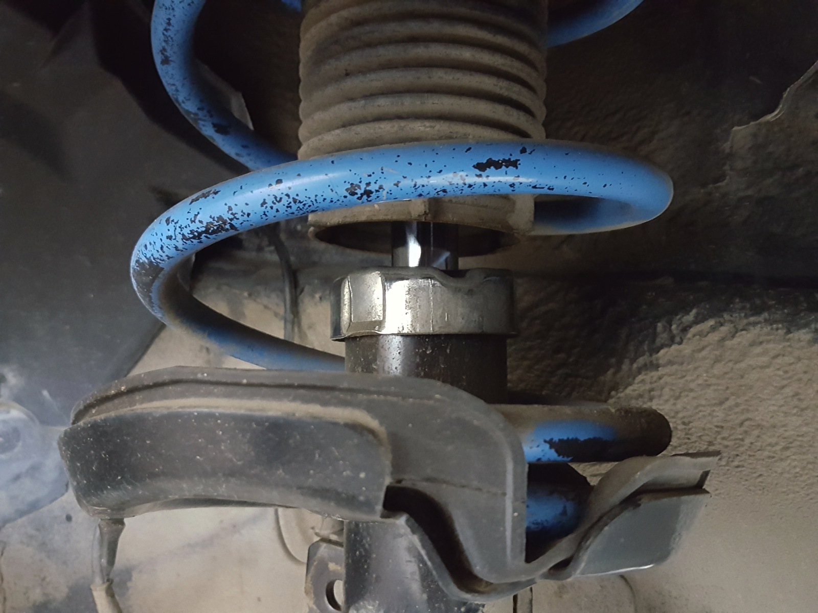 замена передних стоек мазда