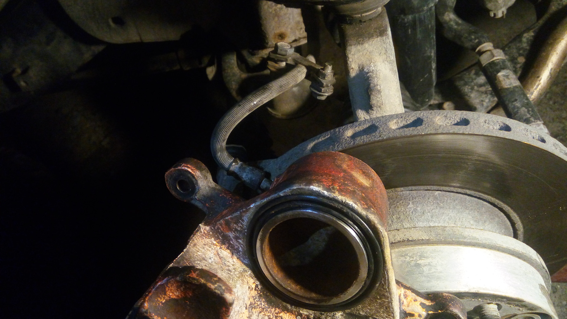 Передний тормозной суппорт nissan almera classic. Шток ручника заднего суппорта ауди 100. Потек суппорт. Задний суппорт акура мдх 2014. Galloper болт крепления тормозного суппорта galloper 2.