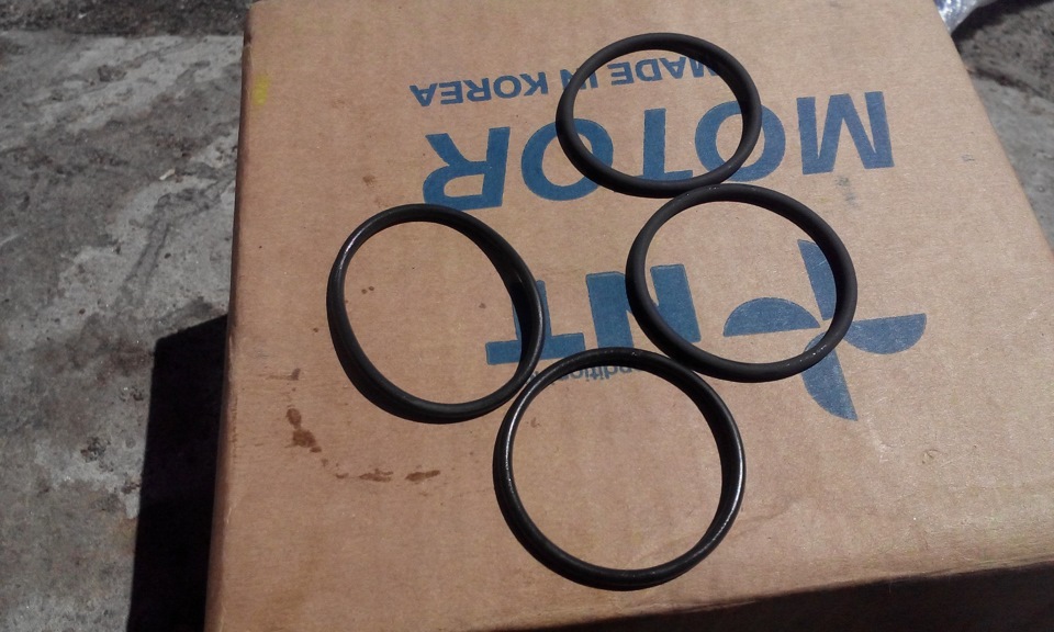 Новые и старые кольца. Парт номер 17211723942 — BMW 5 series (E34). Запчасти на фото: 17211723942