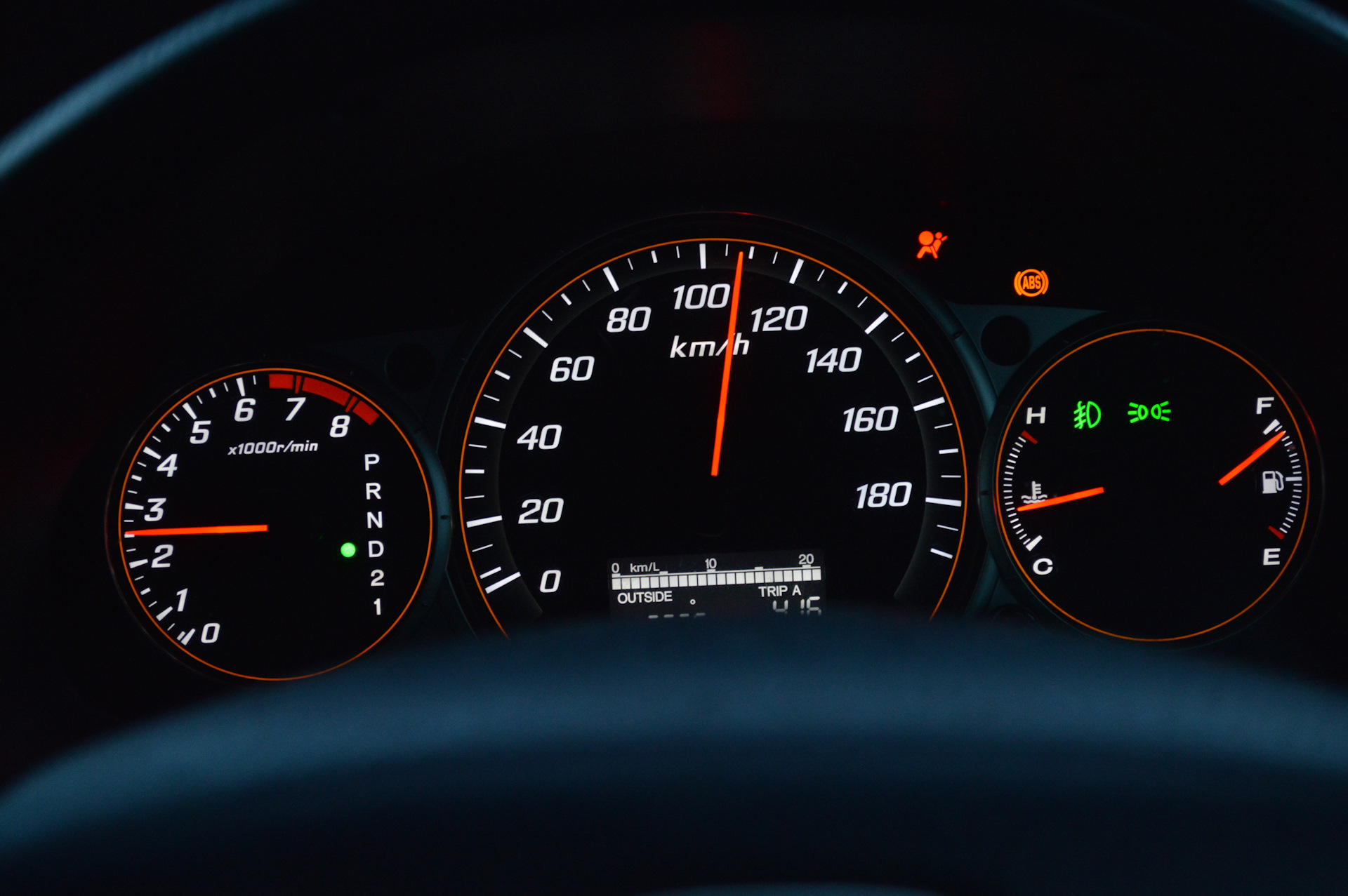 Скорость автомобиля 100км ч. Хонда Аккорд 5 поколения спидометр. Хонда Сивик 7 спидометр в милях. Сивик спидометр 5 поколение. Цивик 180 км/ч.