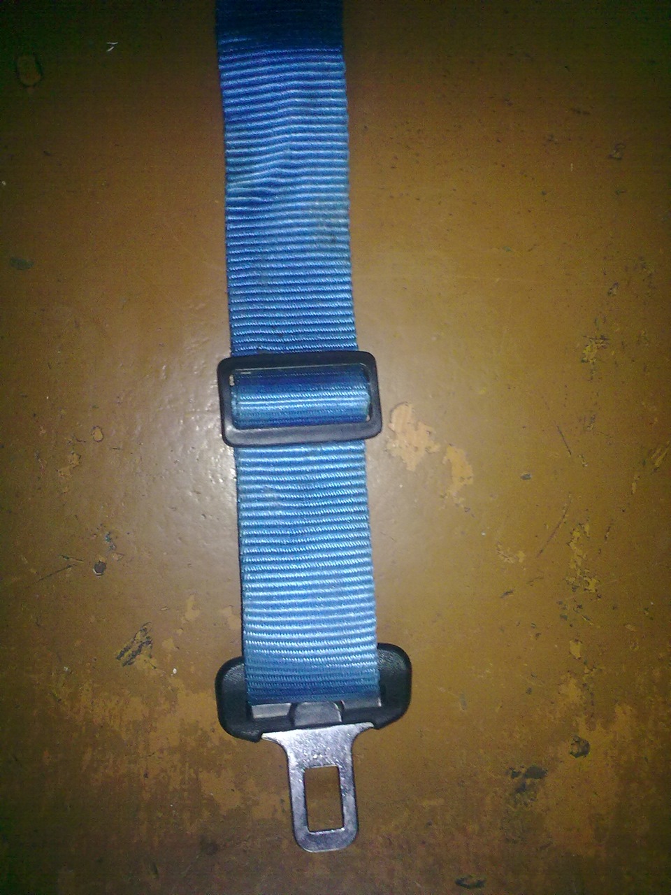 Крепление к кузову левой шлейки ремня для крепления использовал все части с ремней что остались — Lada 2106