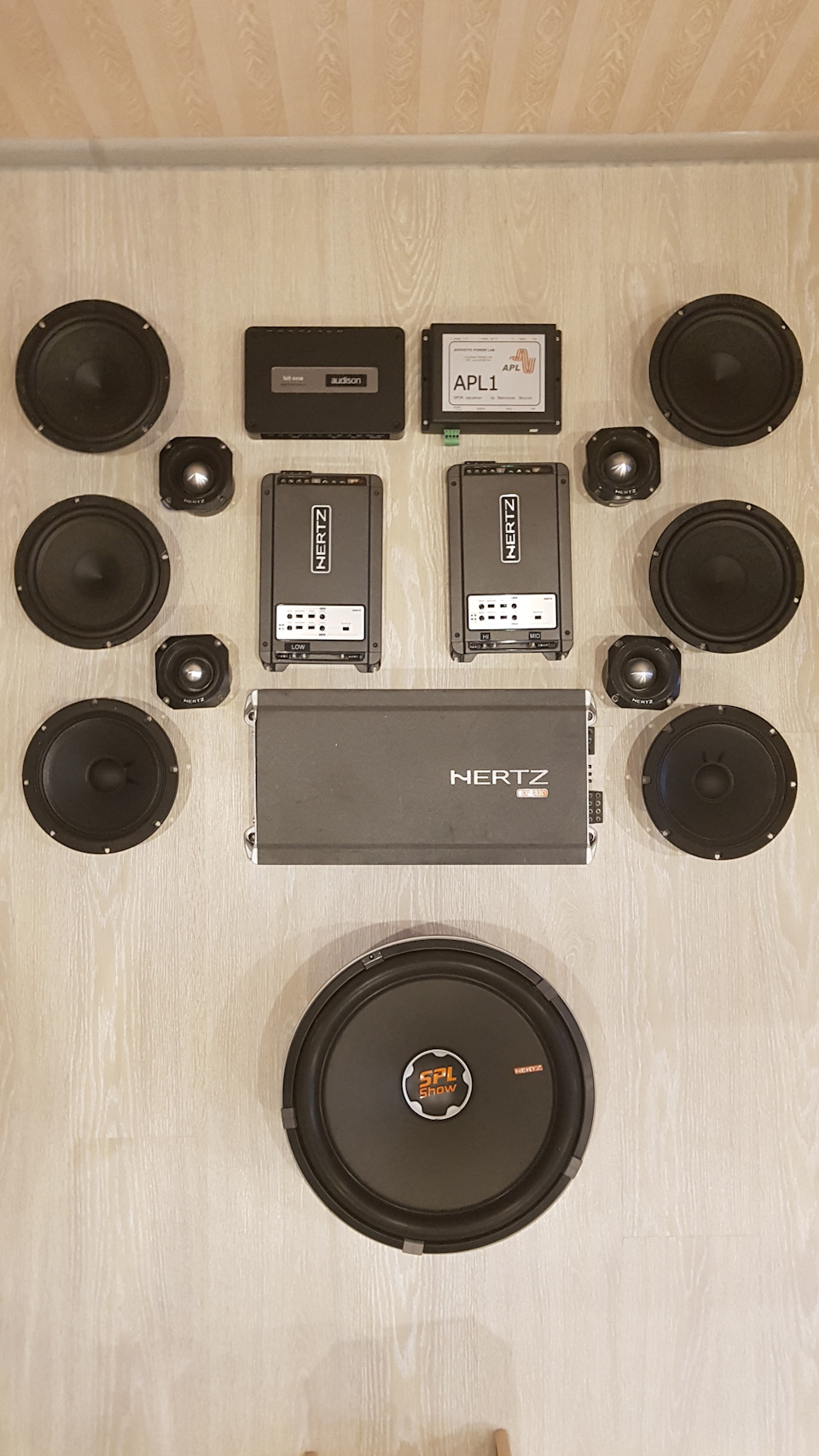 Сабвуфер Hertz SX 380, мидбас Hertz SV 200.L (две пары), среднечастотник Hertz 200.1, но на фото вместо него Faital PRO 8FE200, твитера Hertz ST 44(две пары), усилители Hertz HDP 4(пара), процессор Audison BIT ONE, APL-1. На фото самыи большои усилок от Hertz EP 4X это не моноблок, а всего навсего 4-х канальник AB класс 100вт на канал в 4ом, а в то время Hertz HDP 4 D класс меньше в двое, но отдает при это больше 150Вт на канал в 4Ом, вот и сравним какова разница в звучании. — Hyundai Tiburon (GK)