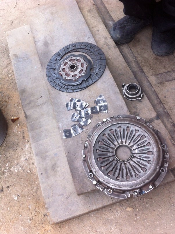 Как видно диск разорвало в таком месте где обычно не рвет. Обычно разбивается звезда. А тут пластины в хлам. Тому была причина…ставил корявый диск…вернее была деформация по металлу как раз в тех местах. Мой касяк. Все от безденежья. — Alfa Romeo 166