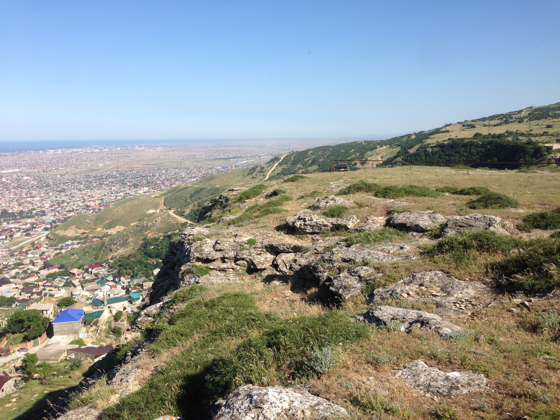 Тарки. Гора Тарки Тау. Тарки Тау Махачкала. Город Тарки Дагестан. Гора Тарки Тау в Махачкале фото.