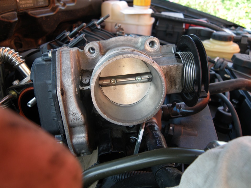 …снял трубки подвода ОЖ с удерживающих их защелок и сам дроссель соответственно. Подставил емкость для слива грязной жидкости на клапанную крышку и начал чистку. Все получилось без полного снятия дросселя и пролива ОЖ. — Chevrolet Lacetti 5D