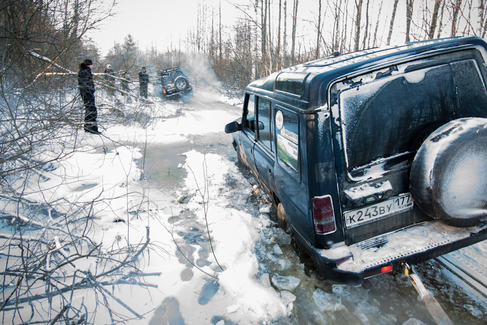 Тот случай, когда пригодились бы отсутствующие сенд-траки. Вместо них в дело был пущен предварительно напиленный валежник, по которому машины покидали ледяной плен. — Toyota Land Cruiser Prado 90-series
