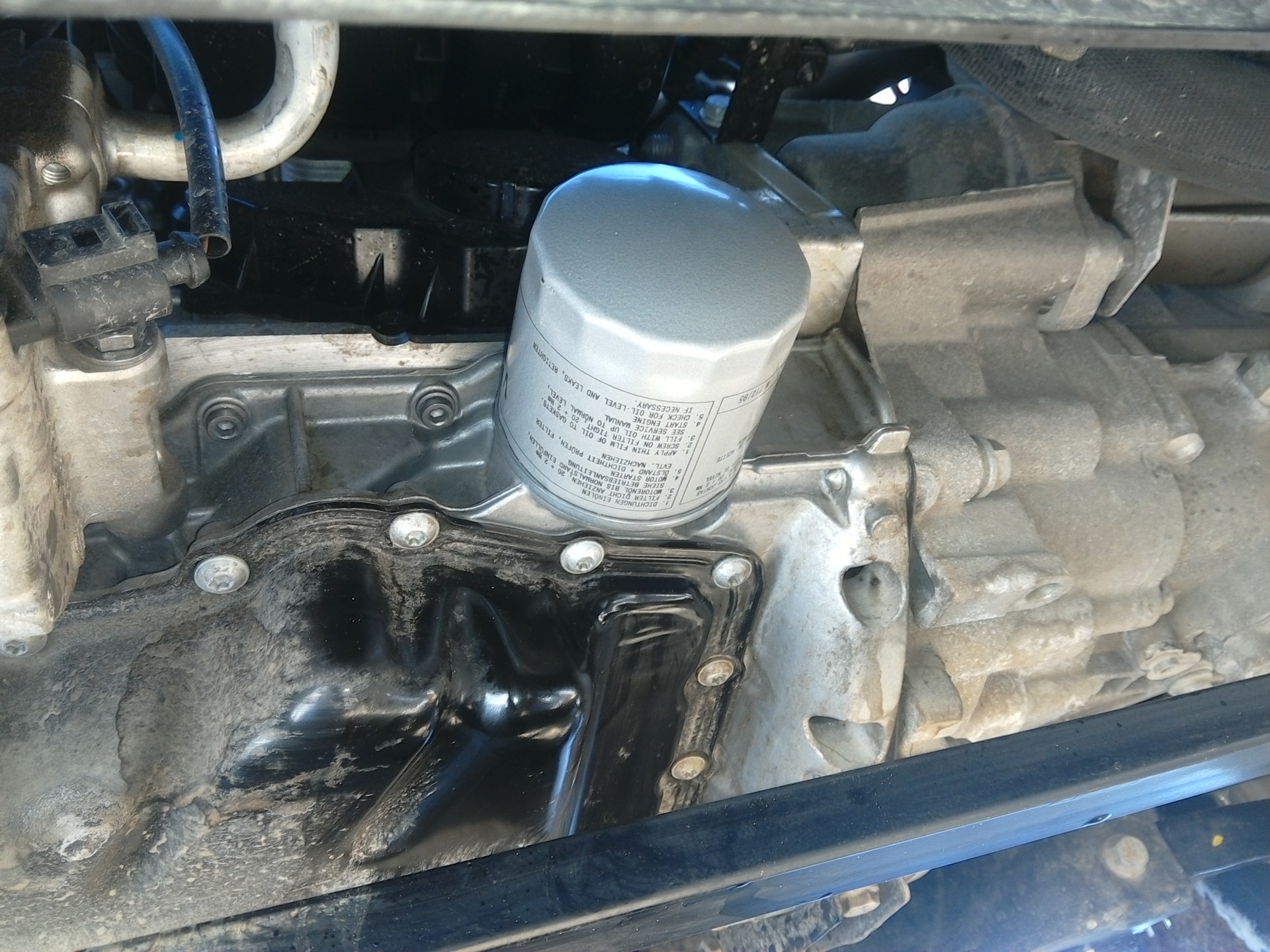 Заменить масло шкода. Масляный фильтр двигателя Шкода Рапид. Skoda Rapid 2016 масляный фильтр расположение. Фильтр Рапид двигатель 1.6.