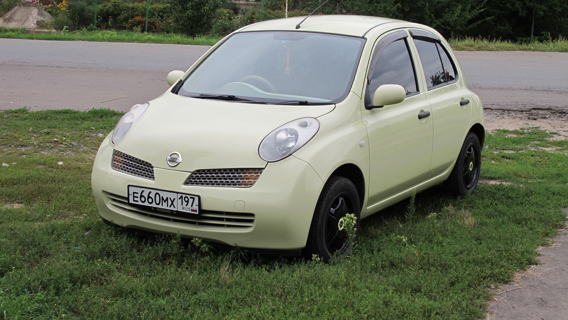 Марч читать. Ниссан Марч 2002 желтый. Nissan March k12. Ниссан Марч праворукий. Машина Марч 2005.