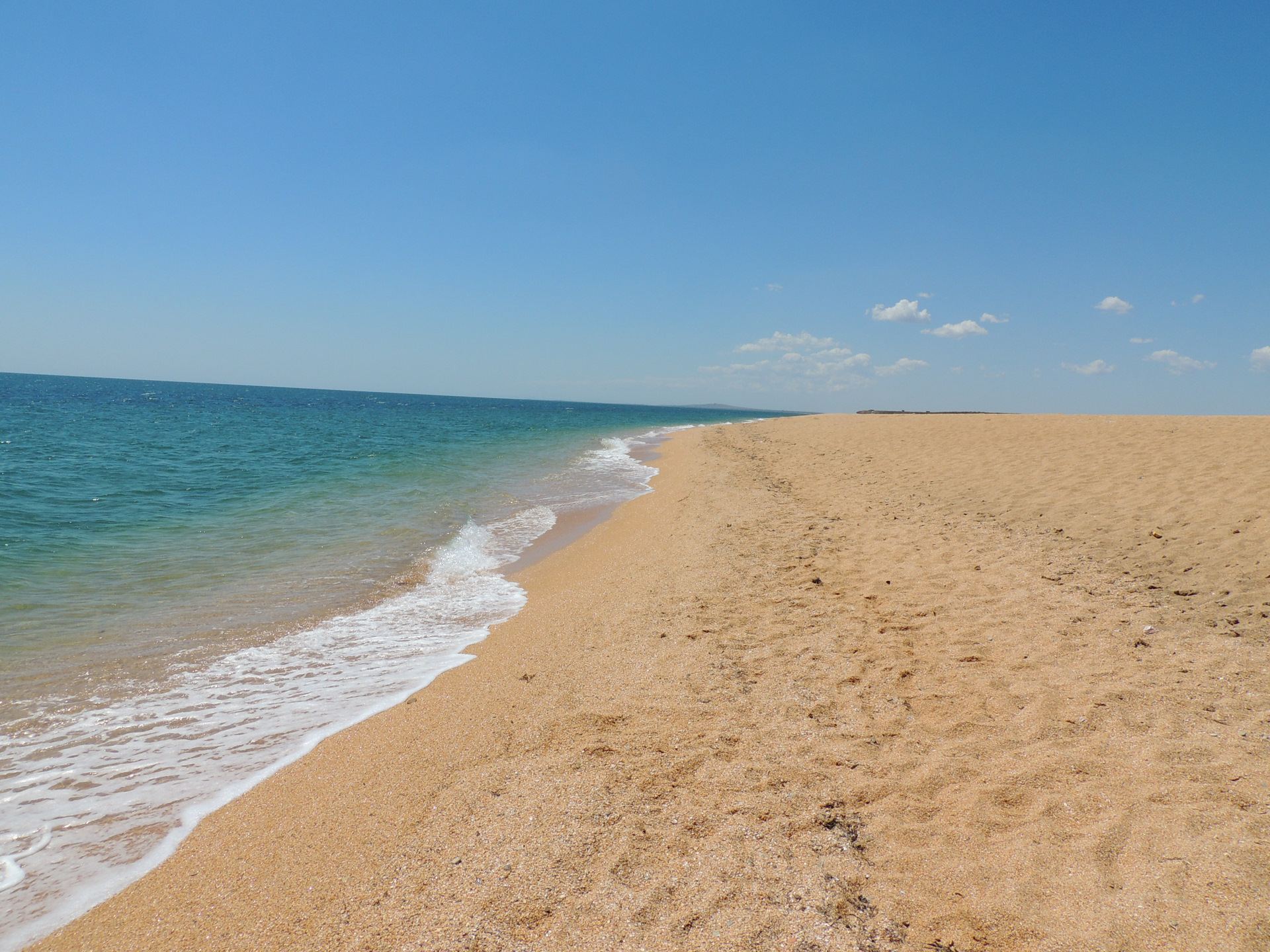 Песчаный пляж на черном море коса
