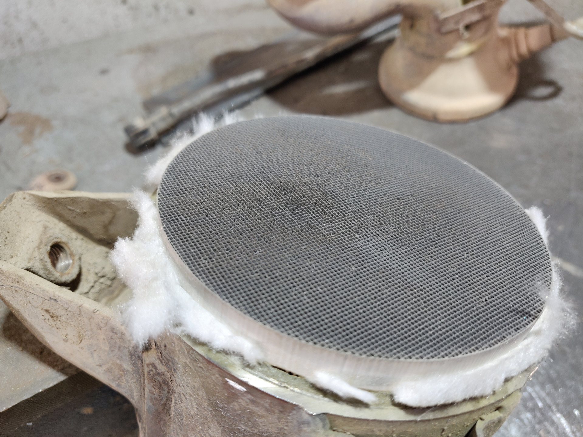 Почему после удаления катализатора жрет масло. Может ли дымить из за катализатора. 101113 пламегаситель. Может ли дымить из за катализатора. Дым из трубы после удаления катализатора.