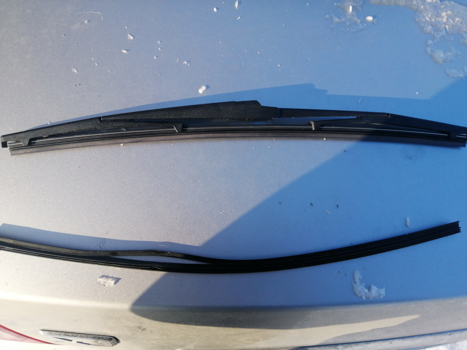 Заменил резинку на заднем дворнике. — Toyota Premio (T240), 1,8 л, 2003 ...