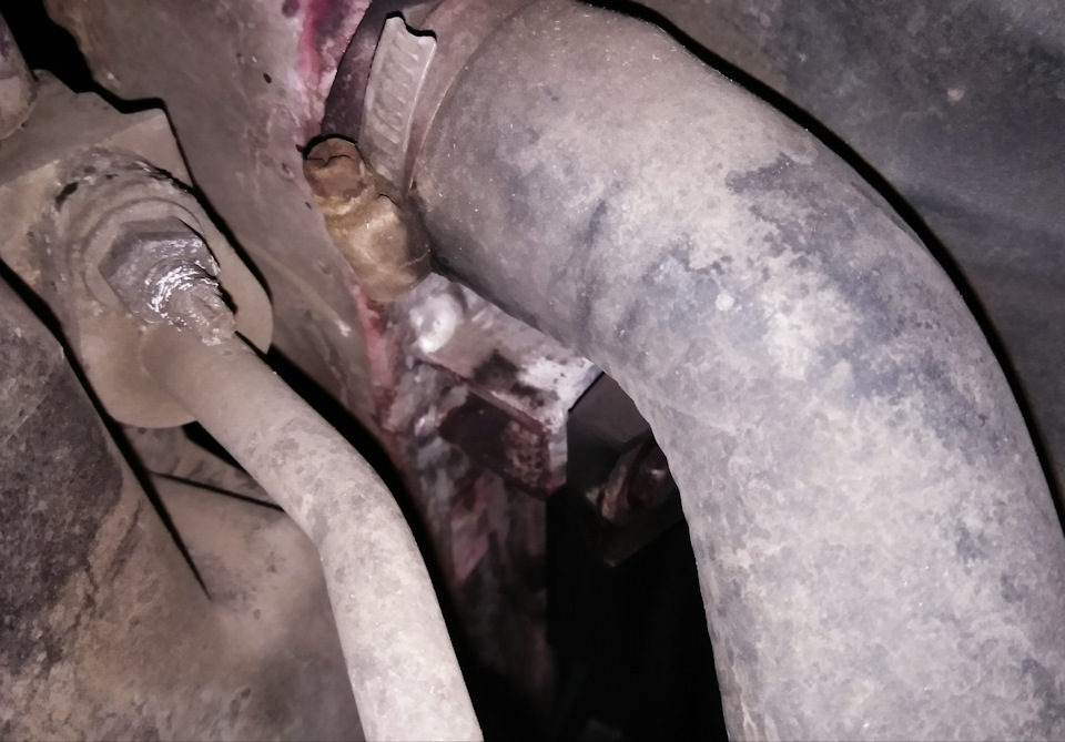 Подтекает шланг гидробака. Подтекают шланги системы охлаждения. Течь патрубка 997 porsche. Патрубки системы охлаждения ваз 2110 8 клапанов инжектор. Шевроле авео шланги на печку.