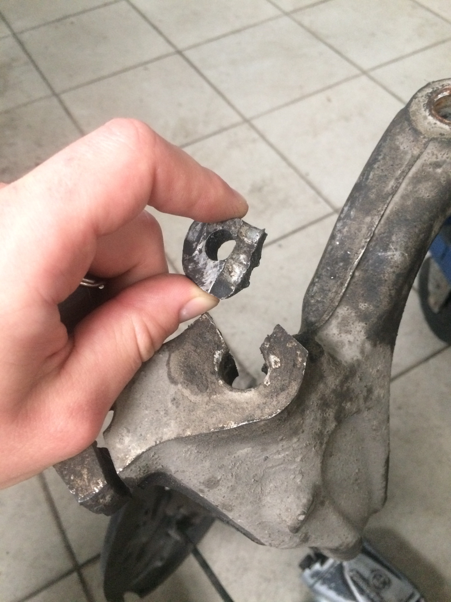 Верхний кулачок. Сварка рычага на Audi a4 поворотного кулака. Audi q5 поворотный кулак. Лопнул поворотный кулак Ауди. Верхние рычаги на q5.