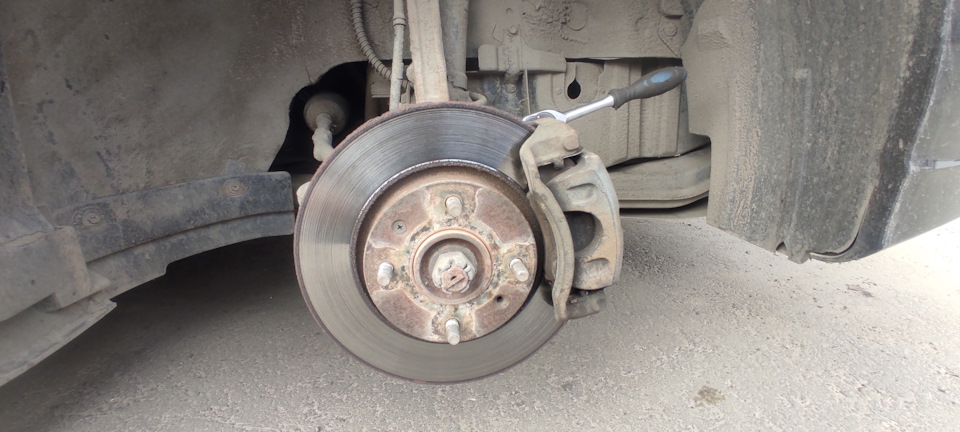 Замена направляющих пальцев суппорта соната — Hyundai Sonata IV (EF), 2 ...