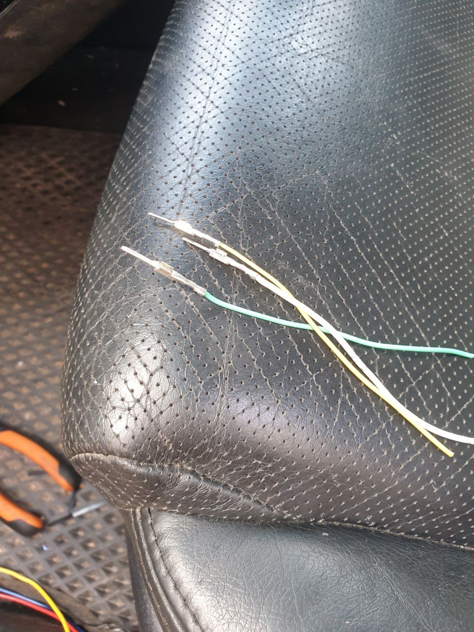 Какие попались такие и взял, особо логикой по цветам не гадал, но слишком толстые не брал. — Mazda 6 (1G) GG