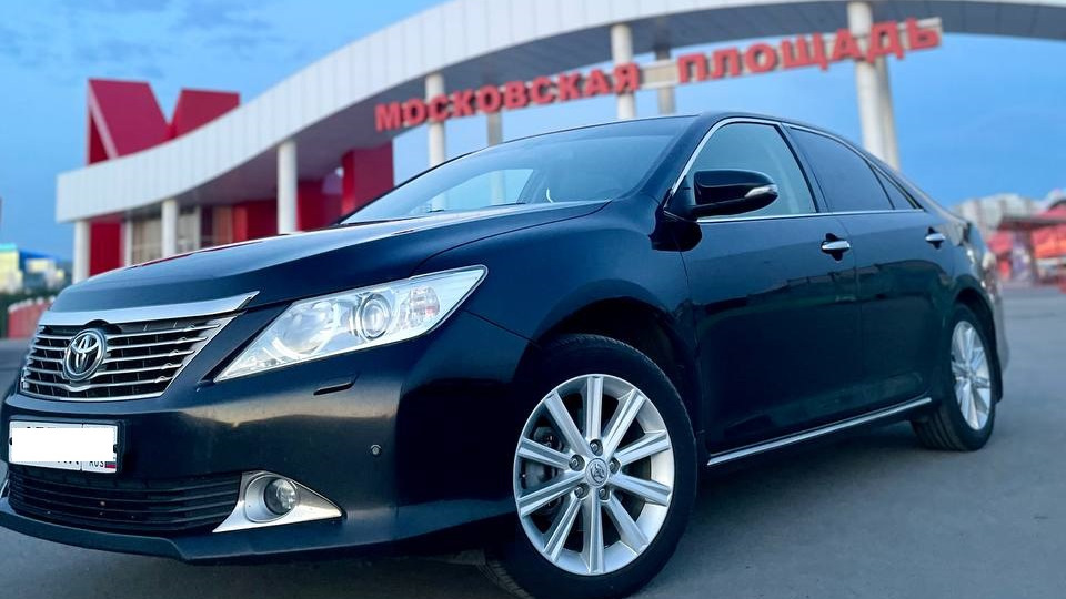 Toyota Camry 2.5 Black on black