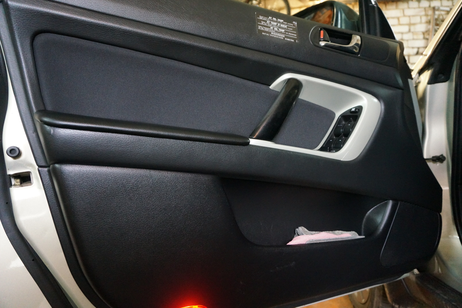 Накладка на водительскую дверь. Обшивка водительской двери RX 350. Ручка карты двери Subaru Legacy. Водительская дверь Legacy b4. Карта дверей Subaru Outback.