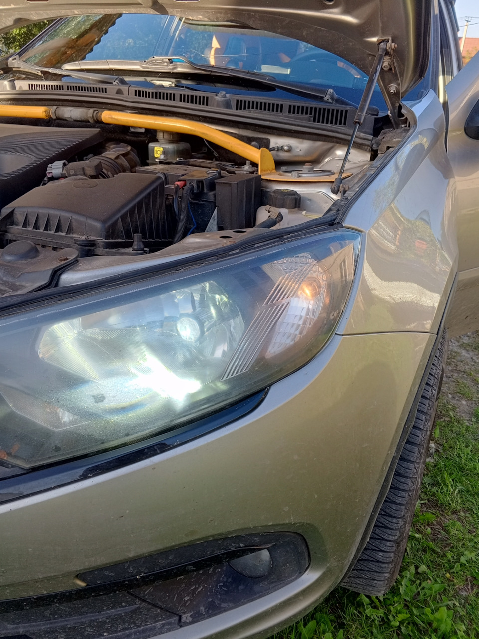 А это левая дря сравнения, старая лампа вместе с фарой, даже днём виден разный спектр свечения — Lada Гранта Лифтбек (2G)