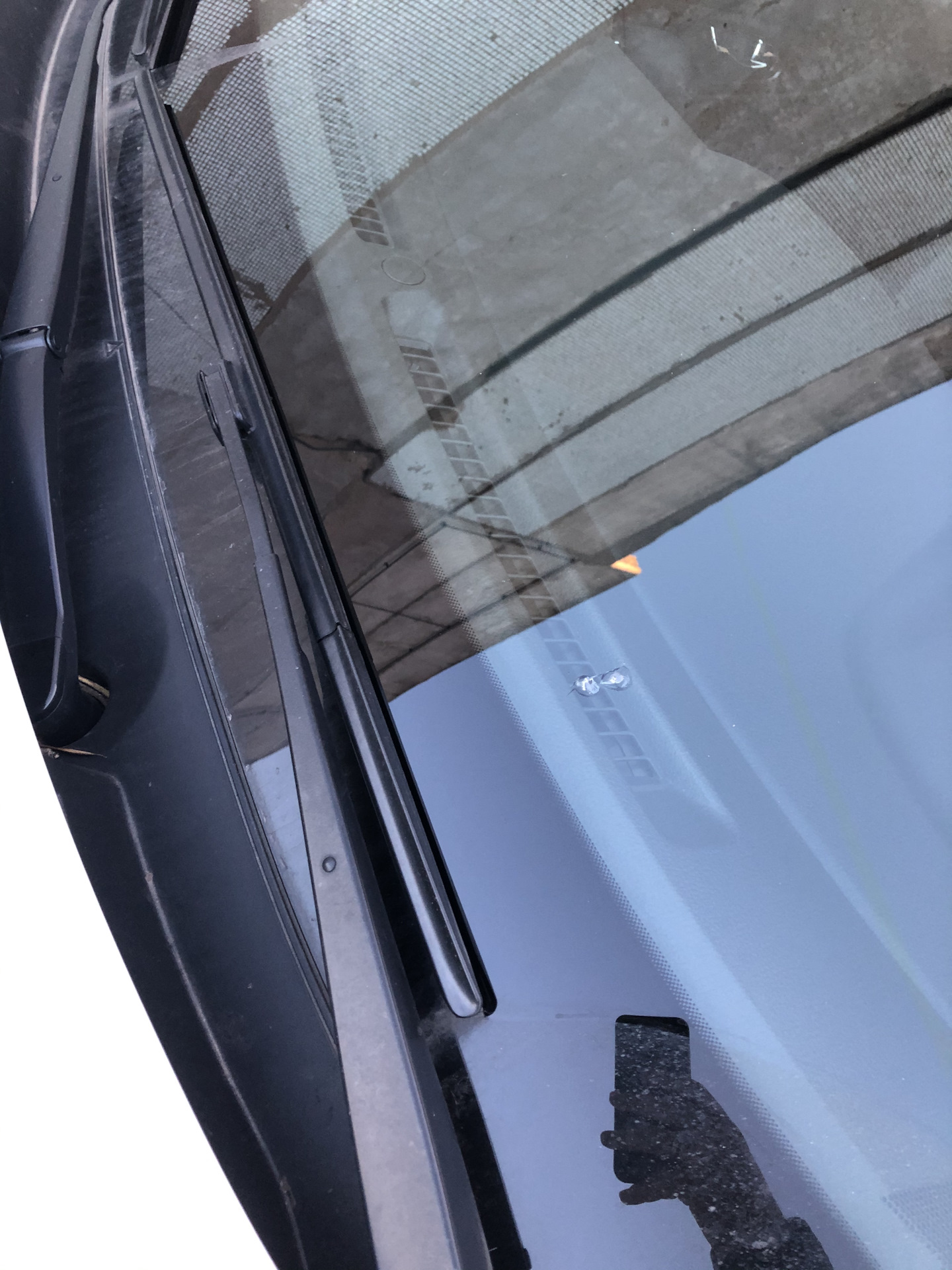 Крепление лобового стекла nissan qashqai. Стекло лобовое на кашкай 2. Замена лобового кашкай 2019. Ниссан кашкай запотевает лобовое стекло. Молдинг лобового стекла кашкай j11.