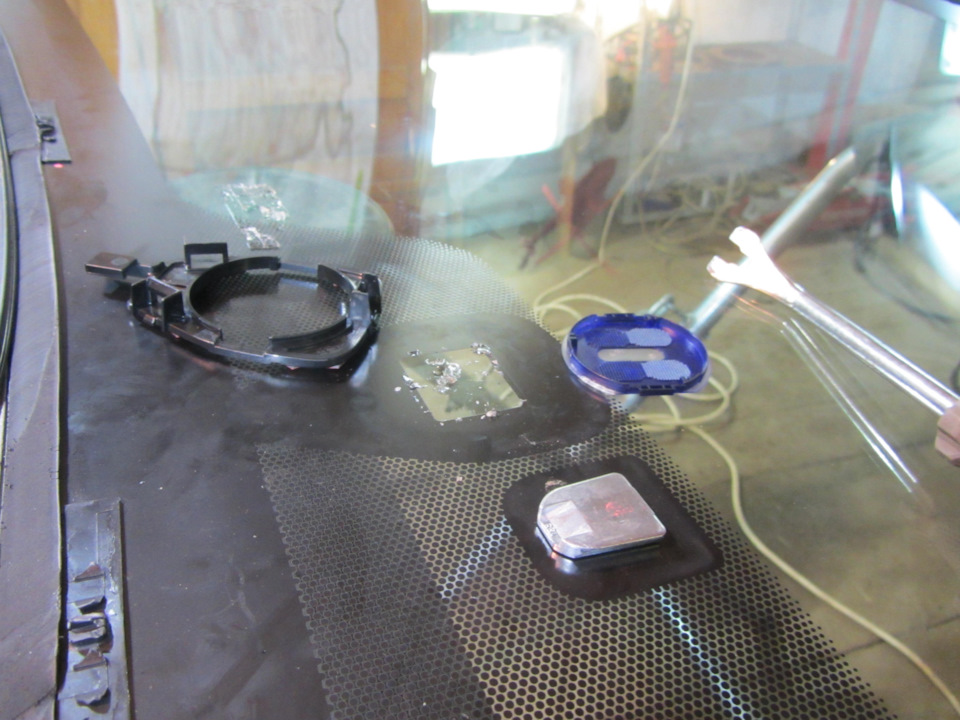 Снятие датчика дождя и пятака — Mitsubishi Outlander (3G)