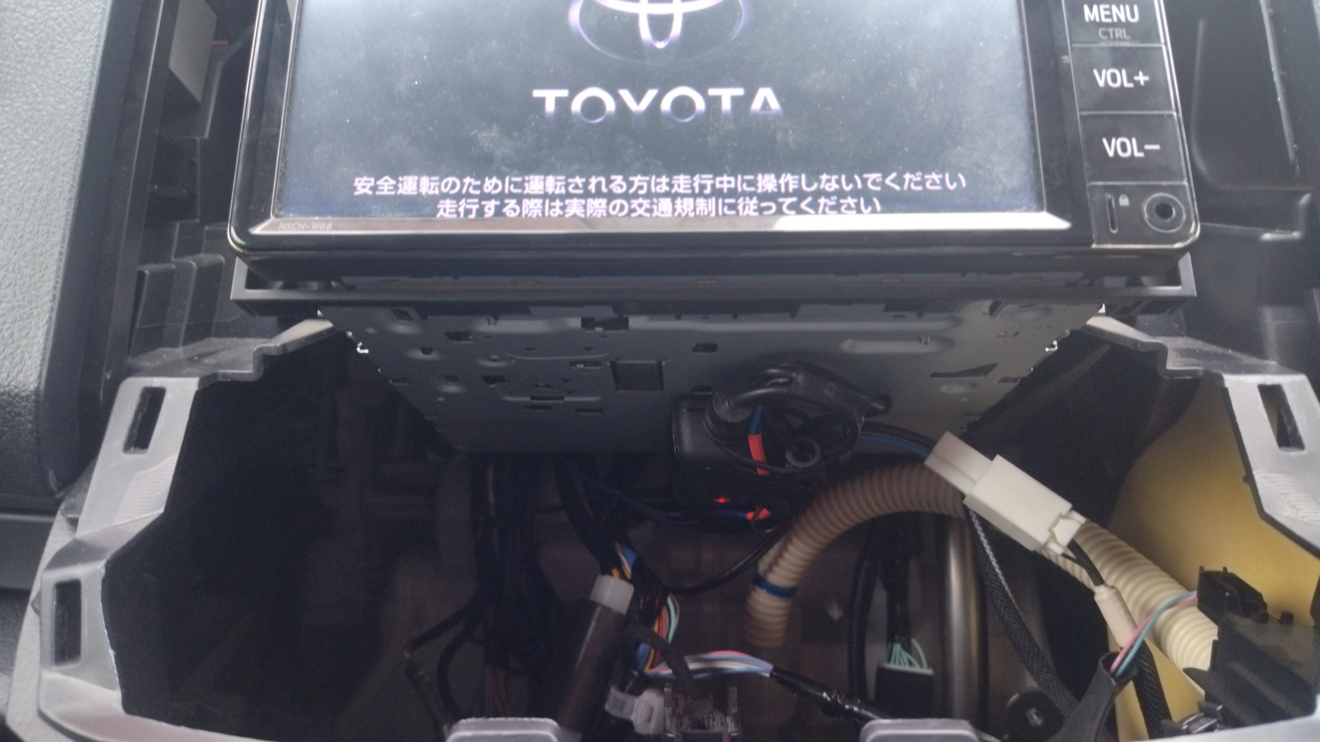 Конвертер Радио и зарядка для телефона — Toyota Corolla Fielder Hybrid ...