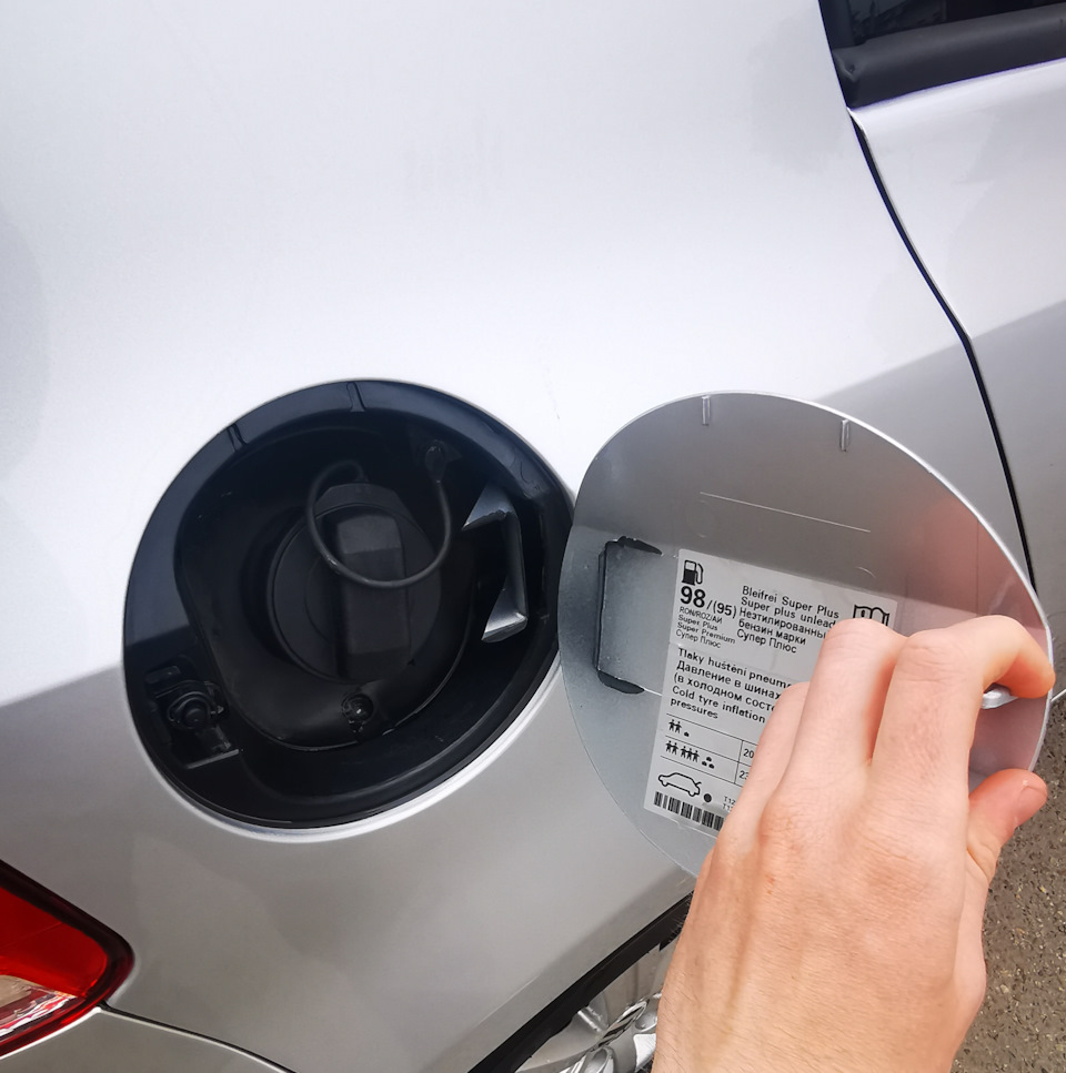 Крышка лючка бензобака, хрупкая штука. Решено! — Volkswagen Golf Mk6, 1 ...