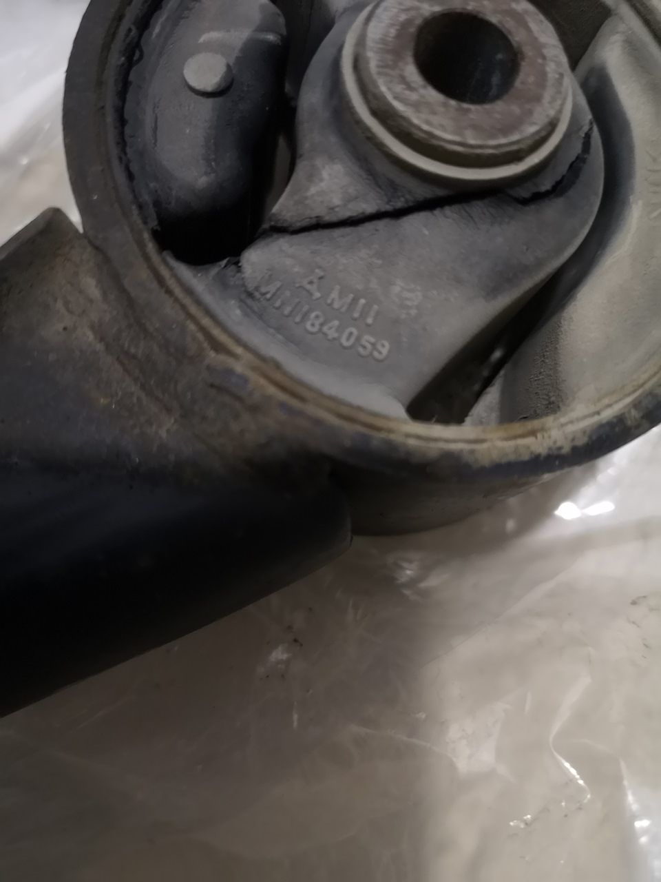 Старая опора, виден разрыв, резина уже дубовая. — Mitsubishi Lancer X