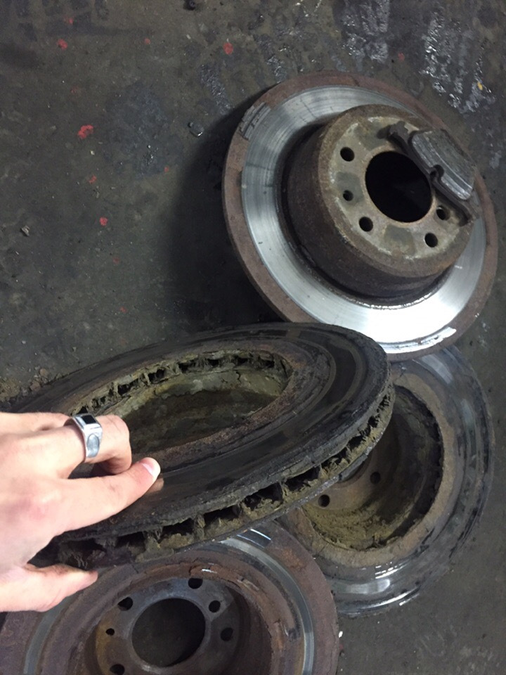 Заменил тормозные диски и колодки — DRIVE2