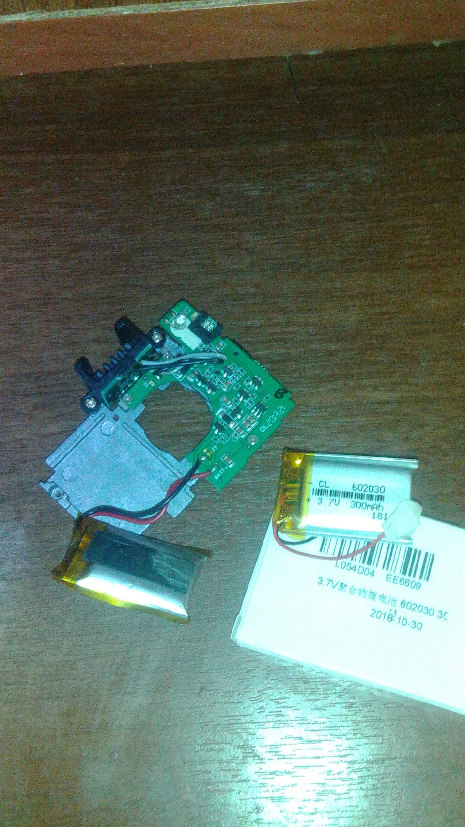 Замена несъемного аккумулятора в видеорегистраторе. — Opel Astra G, 1,2 ...