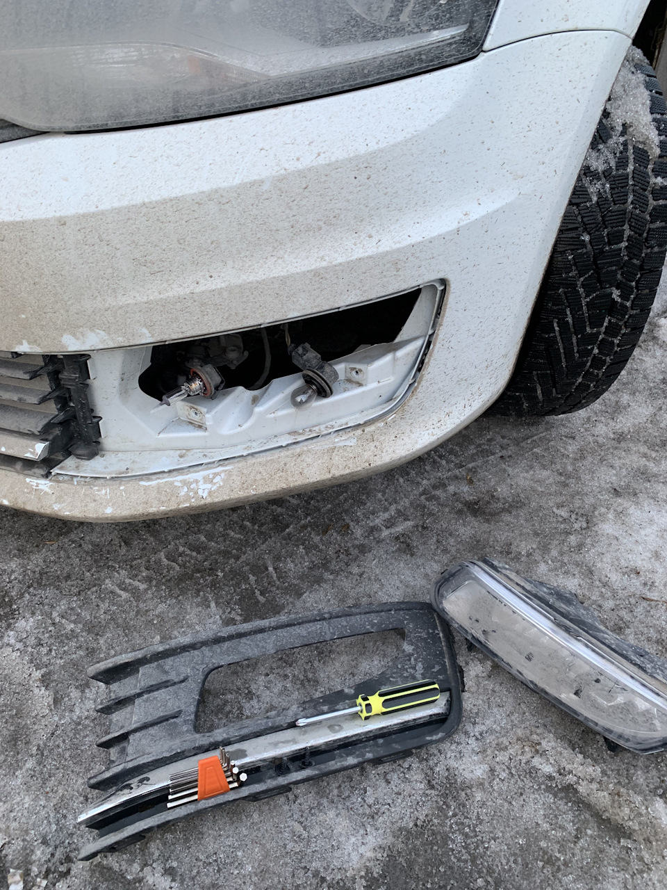 #15.2 - Замена ламп ДХО - Volkswagen Polo Sedan, 1,6 л, 2017 года электроника DR