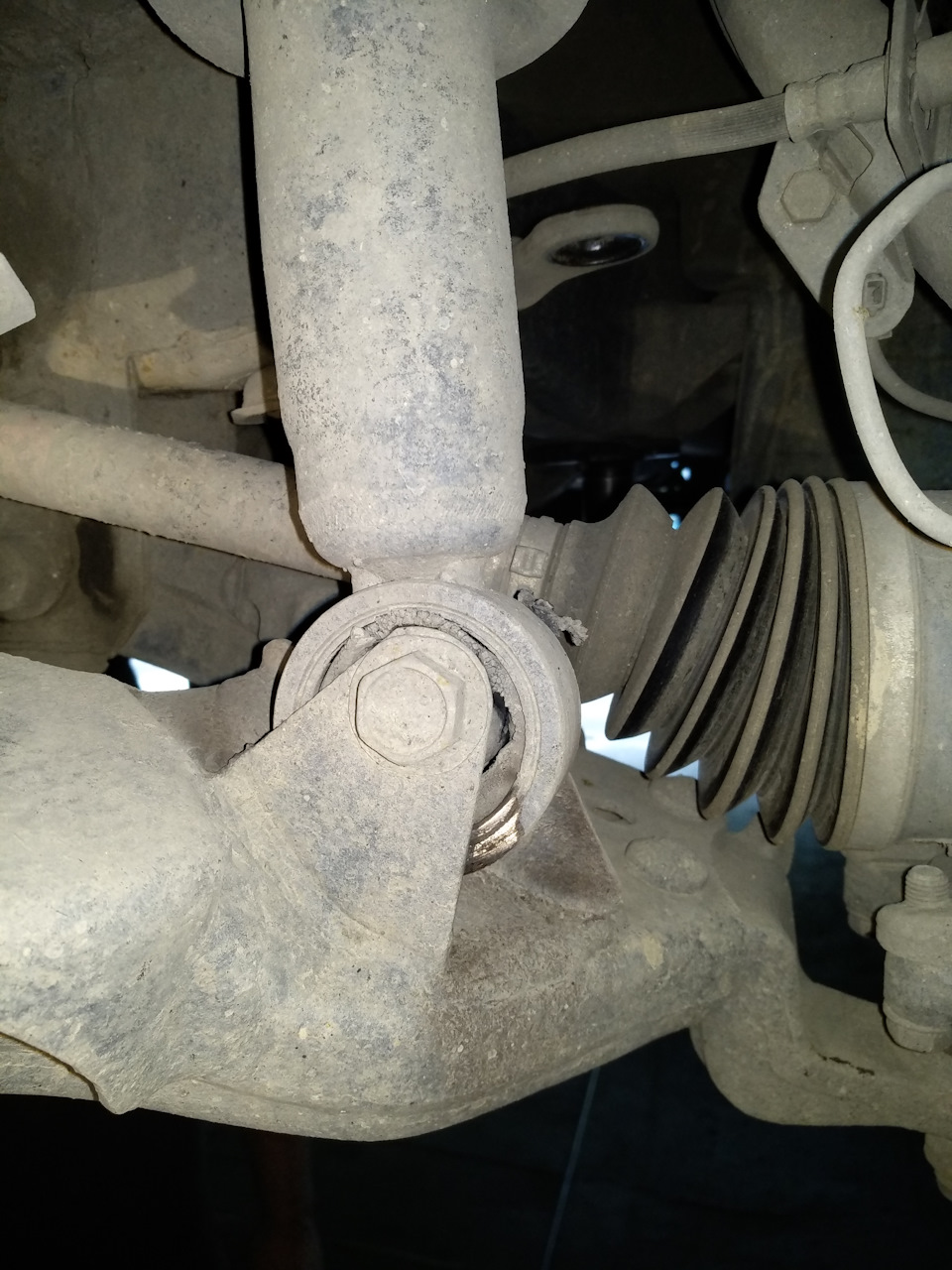 Убитые втулки, терся металл — Toyota Sequoia (1G)