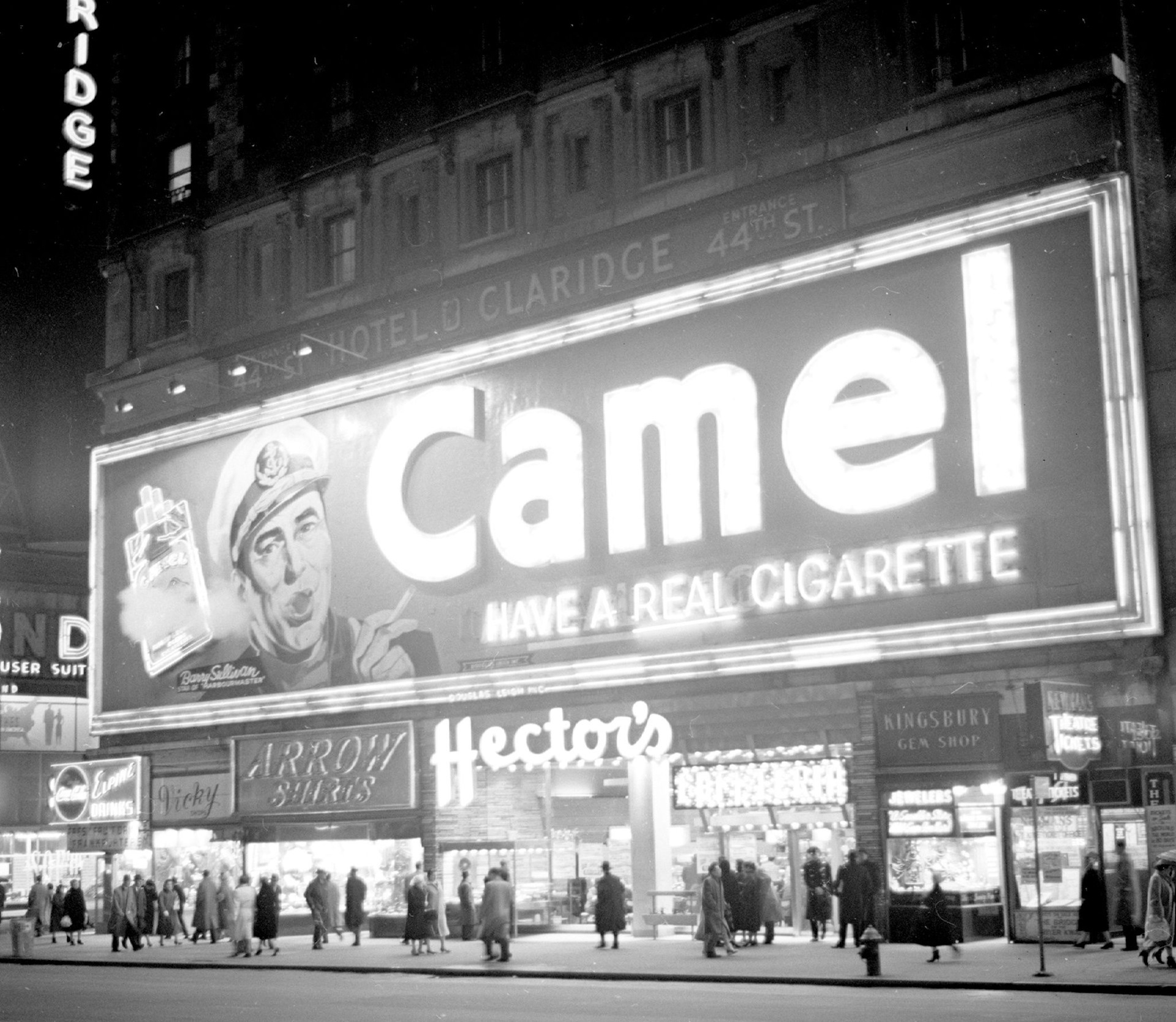 Сигареты new york. Рекламные баннеры Нью Йорк. Camel баннер Нью Йорк Таймс-сквер. Рекламный щит Камел выдувает кольцо. Реклама Camel.