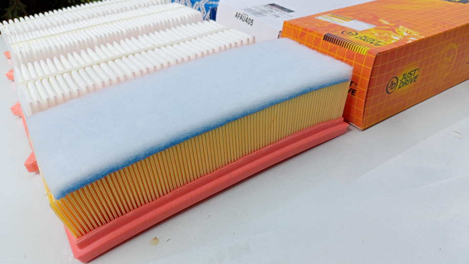 У Just Drive хоть сам фильтрующий элемент хоть и немного тоньше, но есть дополнительный фильтр (не знаю как он там правильно называется), вдобавок он еще и 2-х слойный… В том, что площадь фильтрующего элемента немного меньше оригинального, думаю, ничего страшного и криминального нет. У меня сейчас стоит такой же по форме, пока никто не умер… — Renault Duster (1G). Запчасти на фото: AFAU405