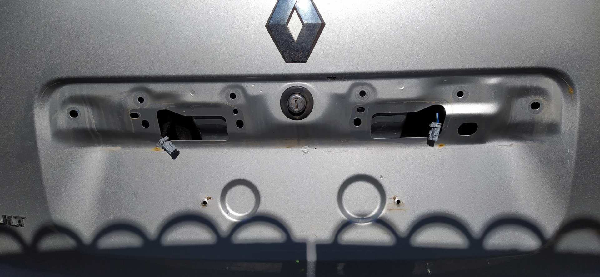 накладка пятой двери. Le40c530 подставка. накладка на 5 дверь renault duster. пятая дверь прадо 150. накладка на крышку багажника тойота королла рункс.